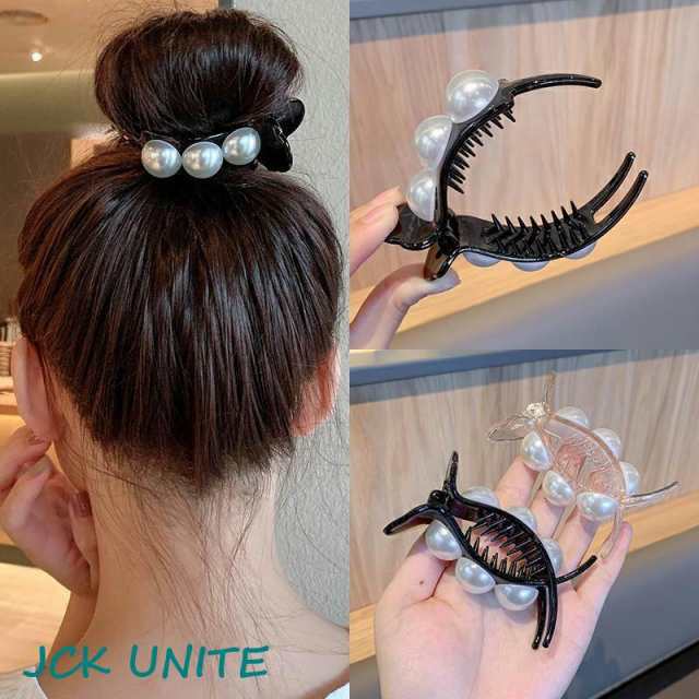 おだんごヘアやポニーテールに挟むだけで簡単かわいく仕上がるフェイクパール付きヘアクリップ。ざっくりまとめ髪に挟めるだけでフェイクパールが華やかさをプラス◎忙しい朝のヘアアレンジにもぴったりなアイテム♪